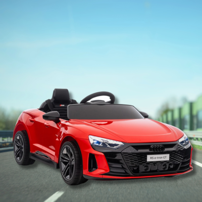 Carrinho elétrico infantil Audi RS e-tron GT vermelho e preto na estrada