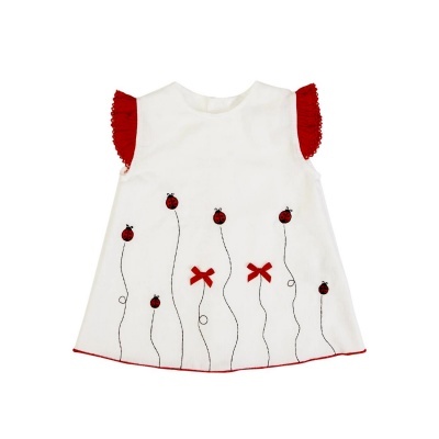 Vestido infantil branco com bordados de joaninhas vermelhas e mangas vermelhas