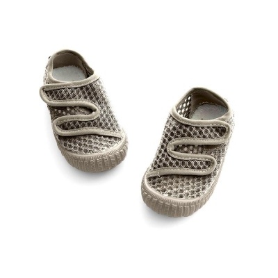 Sandálias de criança cinzentas em malha com tiras de velcro