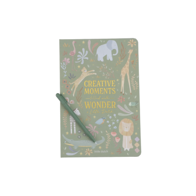 Caderno verde com ilustrações de animais e texto dourado Creative Moments filled with Wonder e caneta verde
