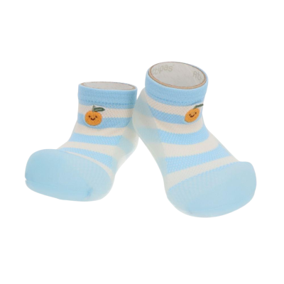 Sapatinhos para bebé azul claro e branco às riscas com sola de borracha e desenho de laranja sorridente