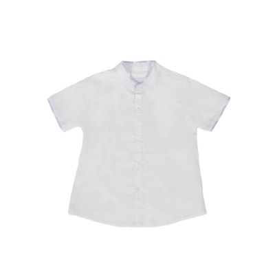 Camisa branca manga curta com gola mandarim e detalhes azuis