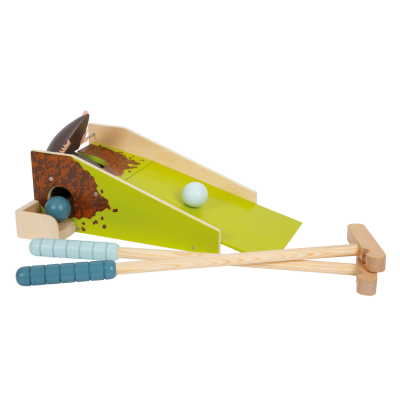 Jogo de mini golfe em madeira com tacos e bolas azuis e verdes.