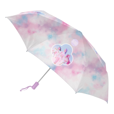 Guarda-chuva dobrável com padrão de nuvens em tons pastel e imagem de grupo musical