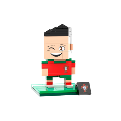 Figura de construção LEGO de jogador de futebol com roupa de Portugal sobre base verde