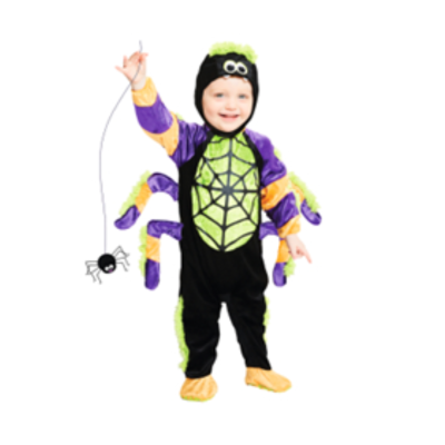 Criança com fato de aranha colorido e touca segurando aranha de brinquedo