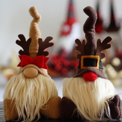 Dois bonecos decorativos de Natal com barbatanas e chapéus altos em tecido felpudo