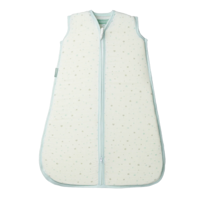 Saco de dormir branco com estrelas e fecho zip azul
