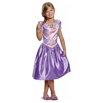 Menina vestida com vestido de princesa lilás e rosa e sapatos cor de rosa