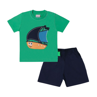 Conjunto infantil t-shirt verde com estampa de barco e calções azul-escuro