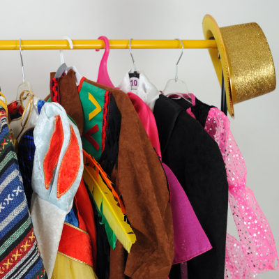 Fatos coloridos com chapéu dourado pendurados num cabide amarelo