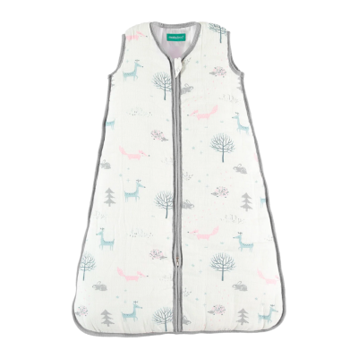 Saco de dormir infantil branco com estampado de animais e árvores, fecho zip e bordas cinza.