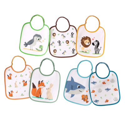 Babetes infantis com desenhos de animais e bordas coloridas