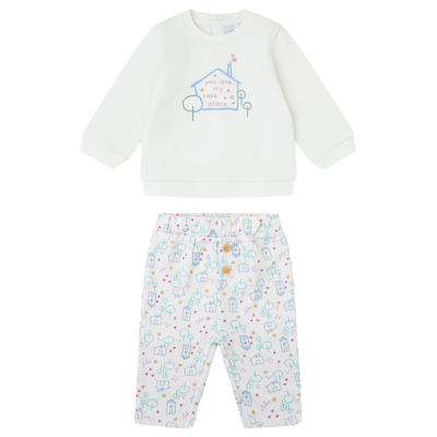 Conjunto de roupa para bebé com camisola branca e calças estampadas com casas e árvores.