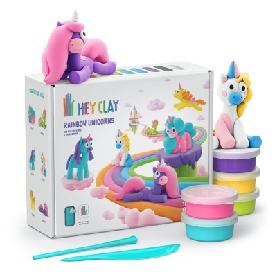 Conjunto de modelagem HEY CLAY RAINBOW UNICORNS com massa colorida, espátulas e personagens de unicórnio em tons pastel.