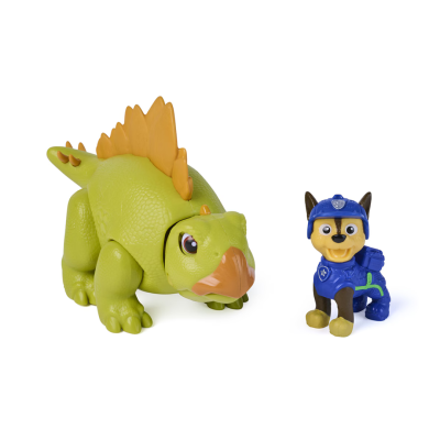 Brinquedos de dinossauro verde e cão com uniforme azul sobre fundo branco