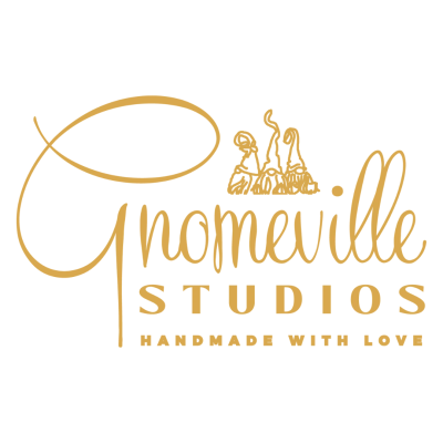 Logótipo Gnomeville Studios com gnómos e texto em dourado em fundo branco