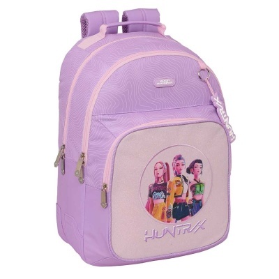 Mochila roxa com bolso frontal ilustrado com personagens femininas e texto HUNTR X