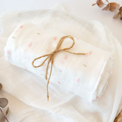 Manta branca de algodão enrolada com corda em cesto de vime