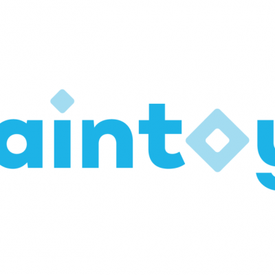 Logótipo azul claro Braintoys em fundo branco com formas geométricas