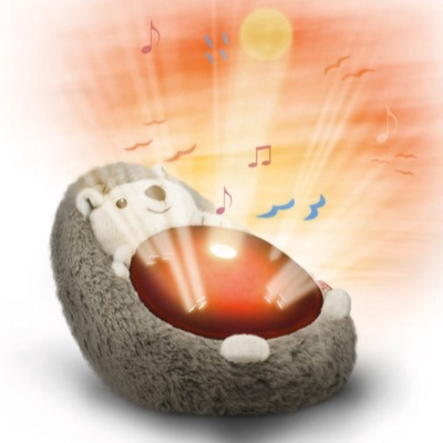 Brinquedo musical em forma de ouriço com pelúcia cinzenta e luzes no painel vermelho