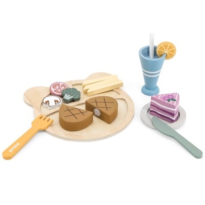 Brinquedo de madeira com comida e utensílios, incluindo bifes, legumes, batatas, bolo e bebida.