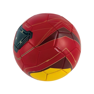 Bola de futebol vermelha e amarela com padrão geométrico e detalhes em preto