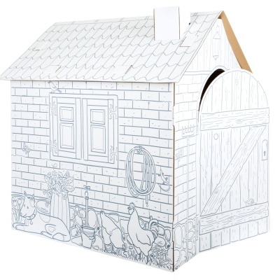 Casa de brincar em cartão branco com desenhos a preto de telhado, janela, porta de madeira, cão e galinhas.