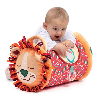 Bebé em tapete de atividades com forma de leão colorido com fita na juba e espelho