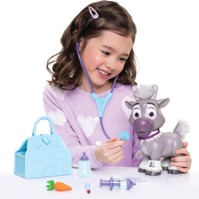 Menina a usar estetoscópio lilás a examinar boneco cinza com acessórios médicos e mala azul clara