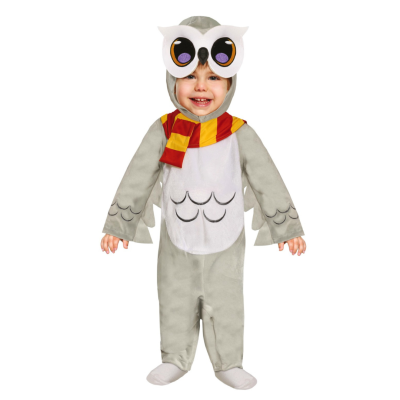 Fato infantil de coruja cinzento e branco com máscara e cachecol vermelho e amarelo.