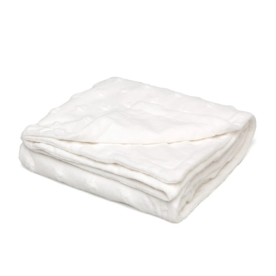 Manta branca suave dobrada com padrão em relevo