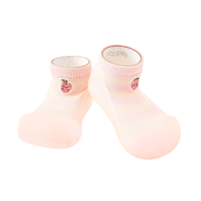 Sapatos de bebé cor de rosa com sola em borracha clara e desenho de maçã.
