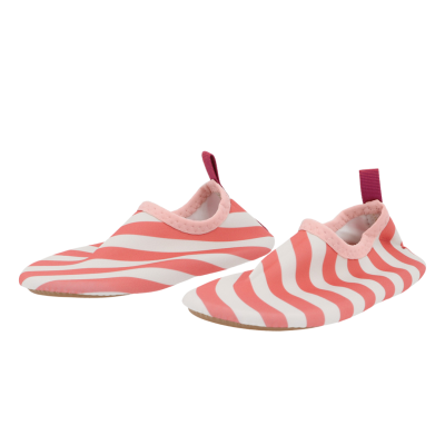 Sapatilhas com riscas onduladas laranja e brancas, acabamento rosa e puxador vermelho.