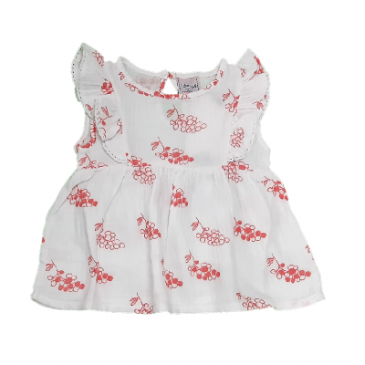 Blusa branca de criança com padrão de frutos vermelhos e folhos nas mangas