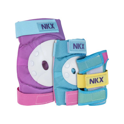 Conjunto de proteção desportiva colorido com etiquetas NKX