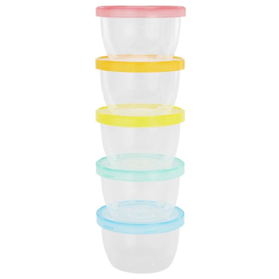 Cinco recipientes plásticos transparentes com tampas coloridas empilhados