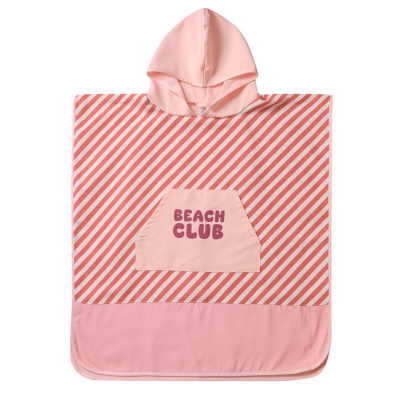 Poncho infantil rosa com riscas diagonais e capuz, bolso com texto Beach Club