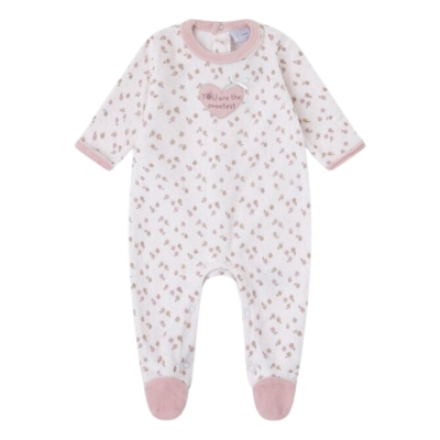 Pijama de bebé branco com padrão pequeno e detalhes cor-de-rosa