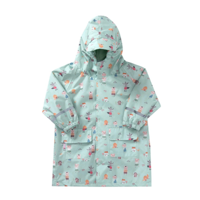Casaco impermeável infantil azul claro com padrão de animais e capuz
