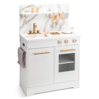 Conjunto de cozinha infantil branca com utensílios de madeira e detalhes dourados e marmore