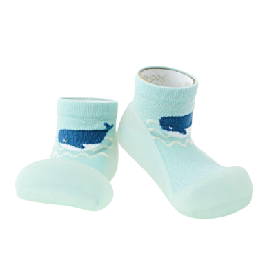 Sapatos de bebé azul claro com sola de borracha e baleia azul