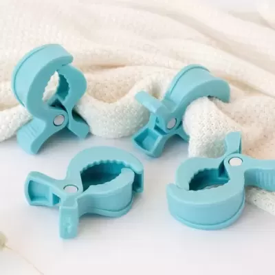 Molas de plástico azul sobre tecido bege claro