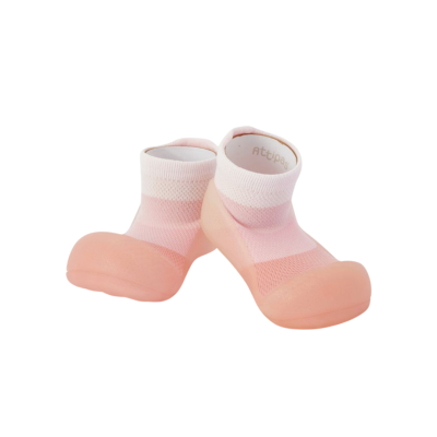 Meias com sola de borracha rosa e parte superior em tecido rosa com marca Attipas