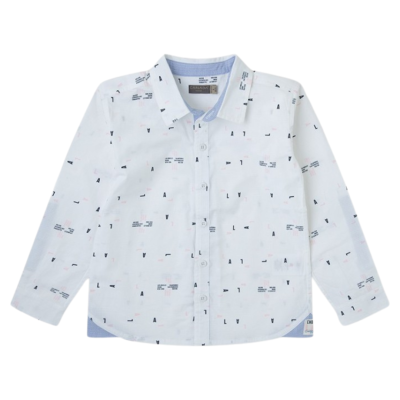 Camisa infantil branca com padrão de letras e números, gola azul e botões frontais