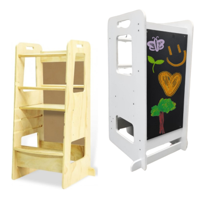 Torre de aprendizagem em madeira clara com quadro de desenho preto e desenhos coloridos
