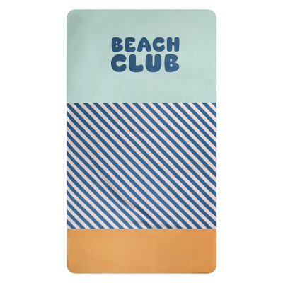 Toalha retangular com texto BEACH CLUB e padrão riscado em três cores
