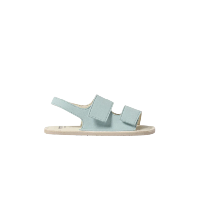 Sandália azul clara com tiras largas e sola plana