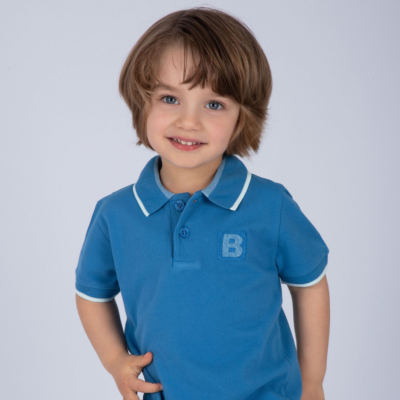 Camisola polo azul para criança com letra B bordada