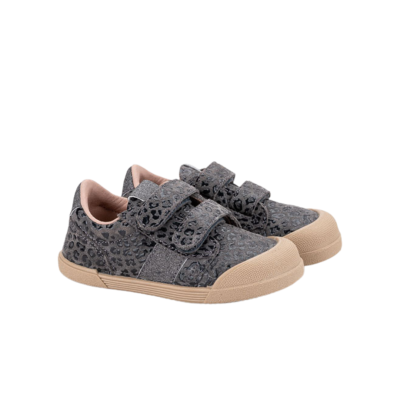 Sapatilhas infantis com padrão de leopardo cinzento e preto, fechos de velcro, sola bege